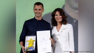 gabriele ricci riceve il premio mediastar